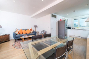 JOIVY Cosy 2 bed, 2 bath flat with terrace, close to Tower Bridge